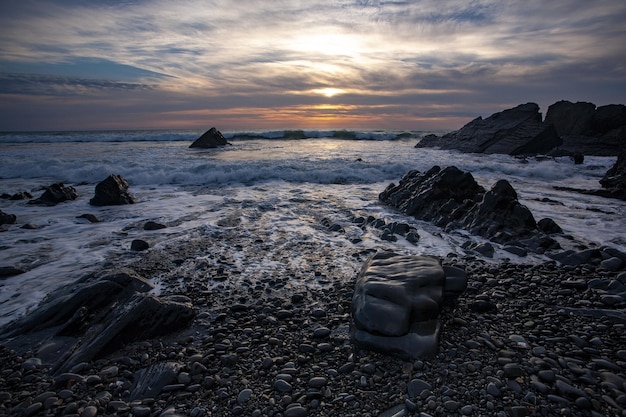 Free photo beautiful shot of a sunset in duckpool bay of north cornwall in uk