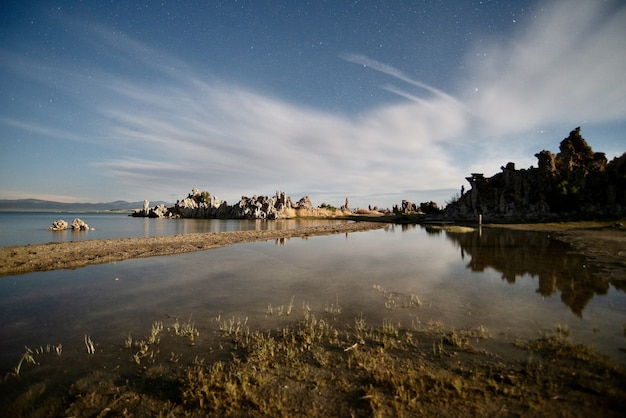 Free photo beautiful shot of tufa towers at mono lake tufa state natural reserve in california