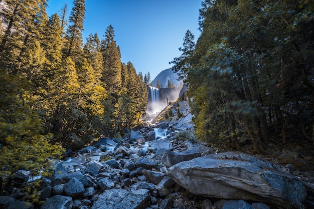 Free photo beautiful shot of the vernal falls waterfall of yosemite national park in the usa