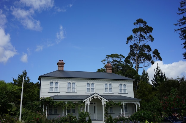 Beautiful shot of a white building in Hamilton Gardens, New Zealand under a blue sky