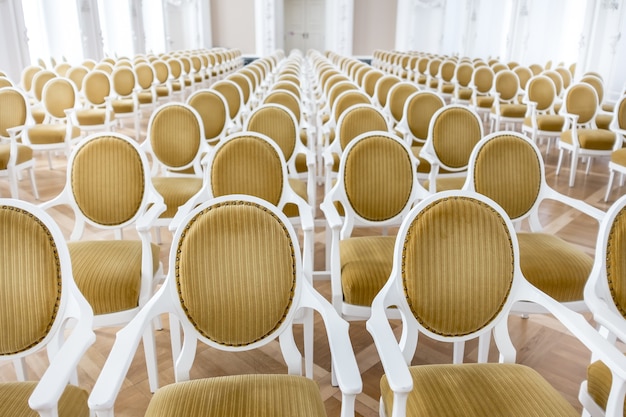 Free photo beautiful shot of white chairs in a conference room