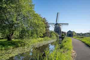 Free photo beautiful shot of windmills at kinderdijk in netherlands