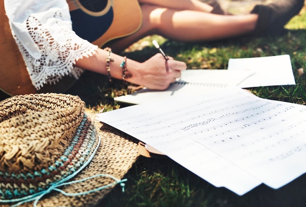 Free photo beautiful singer songwriter with her guitar