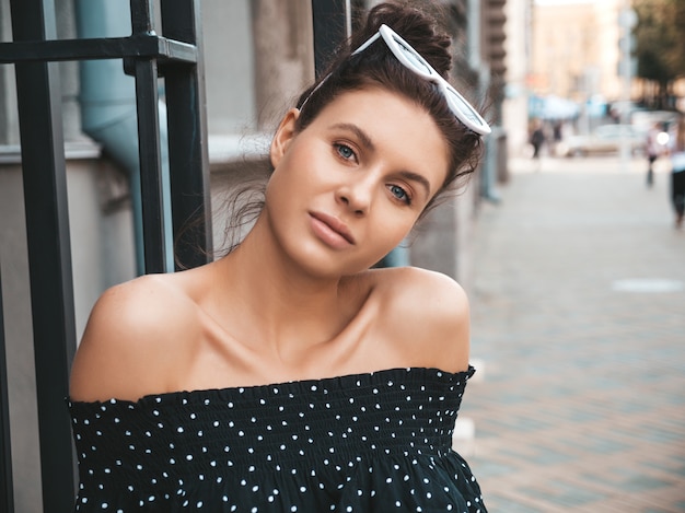 Free photo beautiful smiling model dressed in elegant summer clothes.sexy carefree girl sitting in the street.trendy modern businesswoman in sunglasses having fun