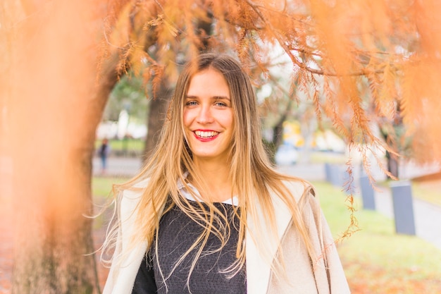 Free photo beautiful smiling woman model in autumn park