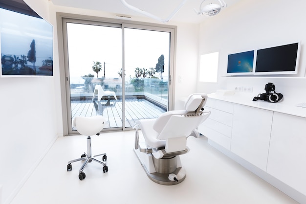 Free photo beautiful spacious office of a dentist