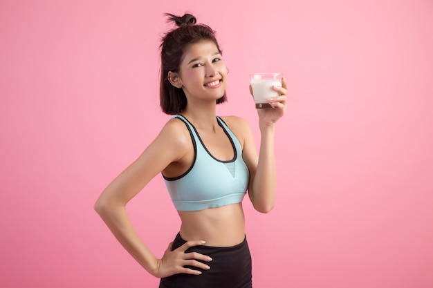 Free photo beautiful sport woman drinking milk