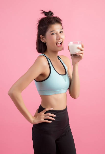 Free photo beautiful sport woman drinking milk