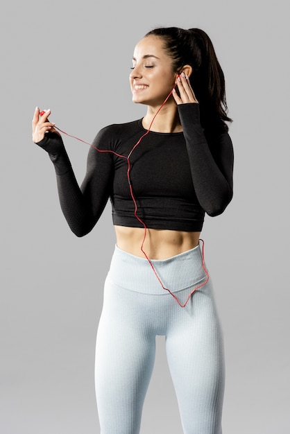 Free photo beautiful sporty woman listening to music