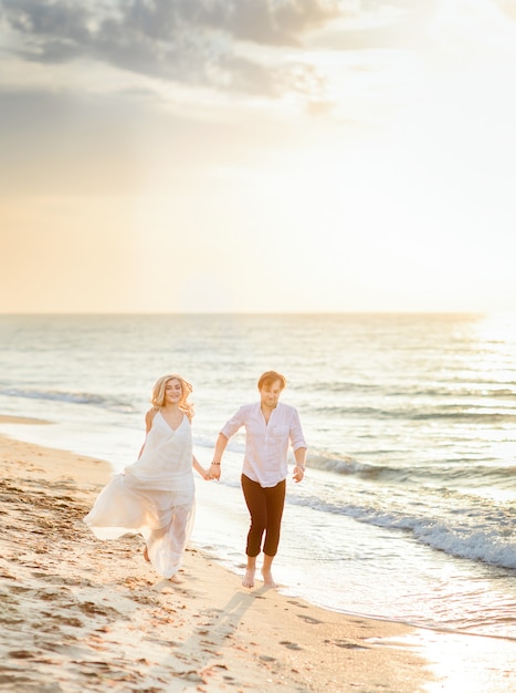 Free photo beautiful stylish couple walking on the beach