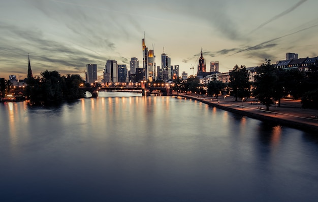 Free photo beautiful sunset over a city scenery