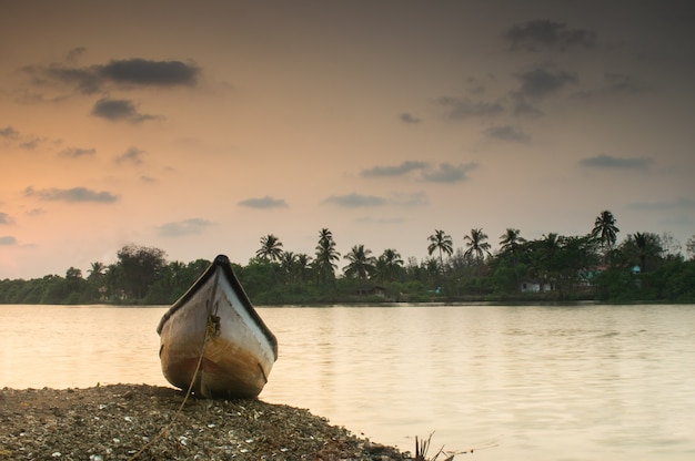 Free Photo beautiful sunset in the fishing village of betul in goa, india