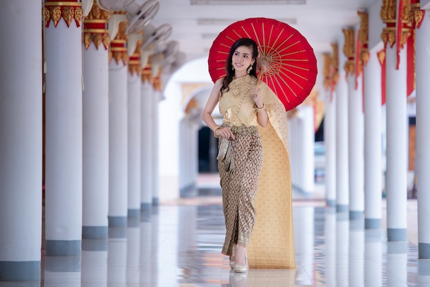 Free photo beautiful thai woman in traditional dress costume at temple of thailand