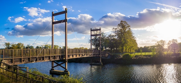 Free photo beautiful trees in the park with a bridge over the river at sunset in windsor, england