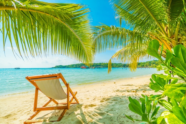 Free photo beautiful tropical beach and sea with coconut palm tree in paradise island