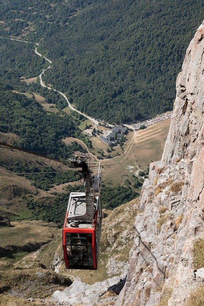 Free photo beautiful view of cable car between the mountains