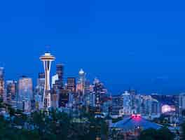 Free photo beautiful view of the city of seattle, usa with the colorful lighted buildings at dusk