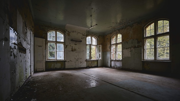 Free photo beautiful view of the interior of an old abandoned building