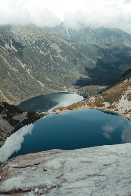 Free photo beautiful view of a lake surrounded by greenery and mountains