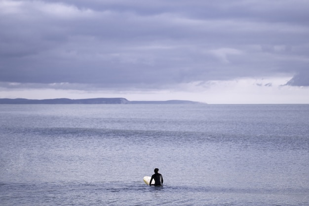 Free photo beautiful view of an ocean under a cloudy gray sky