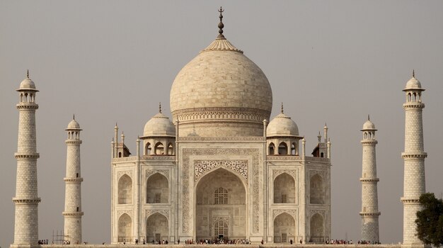 Beautiful view of Taj Mahal during the day with gloomy