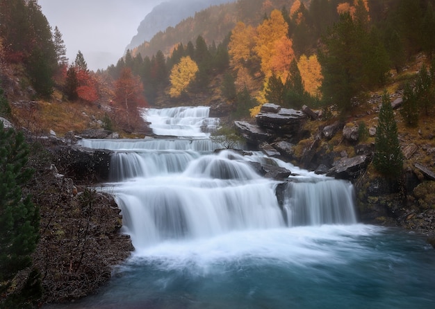 Free photo beautiful waterfalls at ordesa y monte perdido national park at huesca, spain