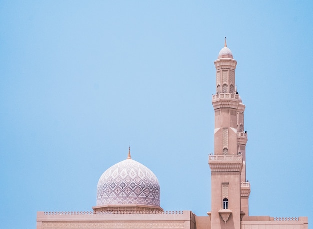 Free photo beautiful white mosque under a blue sky in khasab, oman