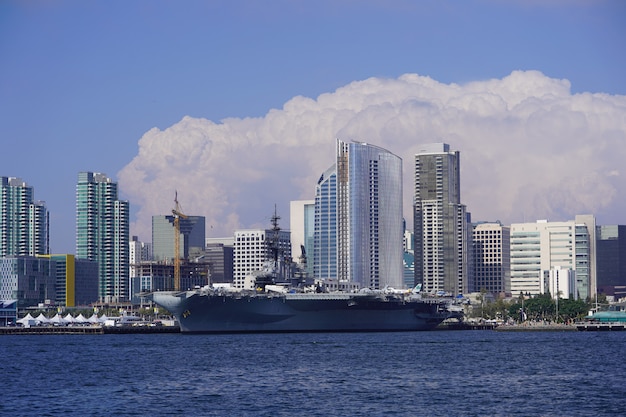 Free photo beautiful wide shot of the skyline of san diego downtown with amazing large clouds