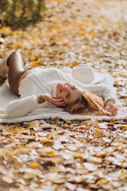 Free photo beautiful woman in an autumn park