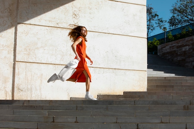 Free photo beautiful woman in a clean urban environment