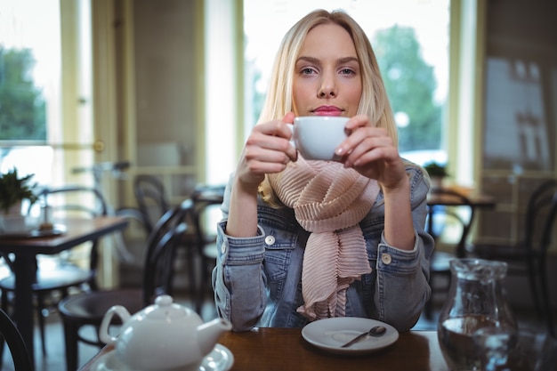 Free photo beautiful woman having a cup of coffee in cafã©