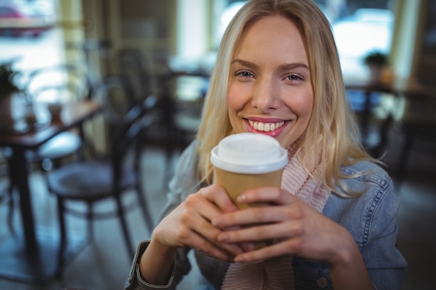 Beautiful woman having a cup of coffee in cafÃ©