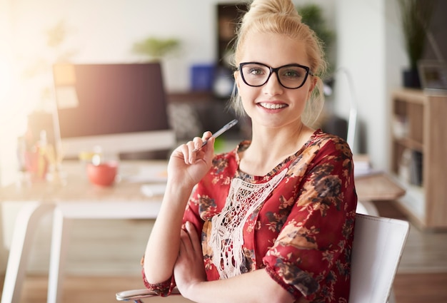 Free photo beautiful woman in her office