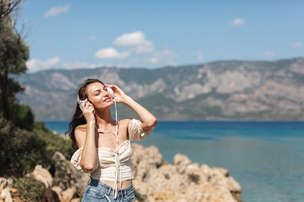 Free photo beautiful woman listening to music