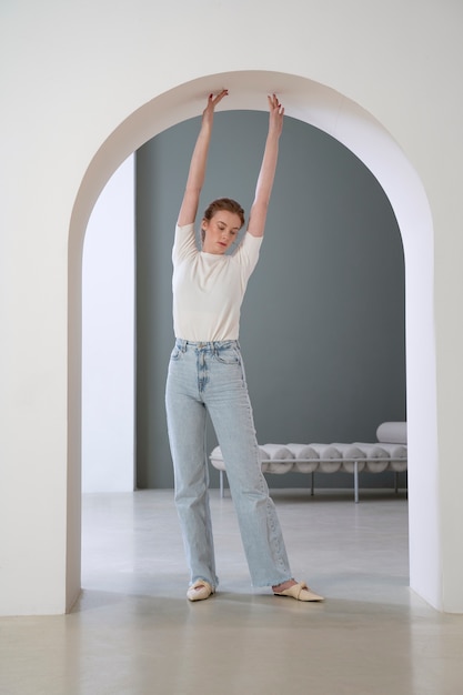 Free photo beautiful woman wearing minimalist shirt