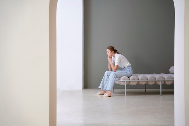 Free photo beautiful woman wearing minimalist shirt