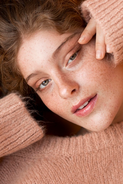 Free photo beautiful woman wearing a pink sweater close-up