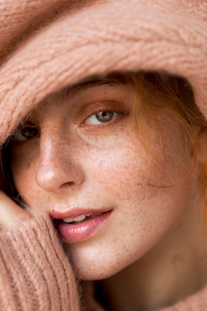 Free photo beautiful woman wearing a pink sweater