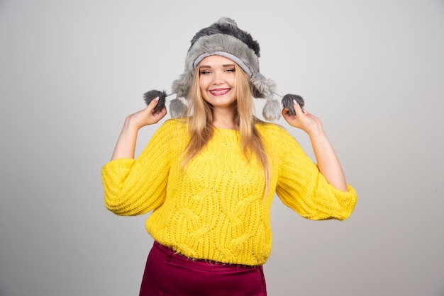 Free photo beautiful woman in winter hat smiling.