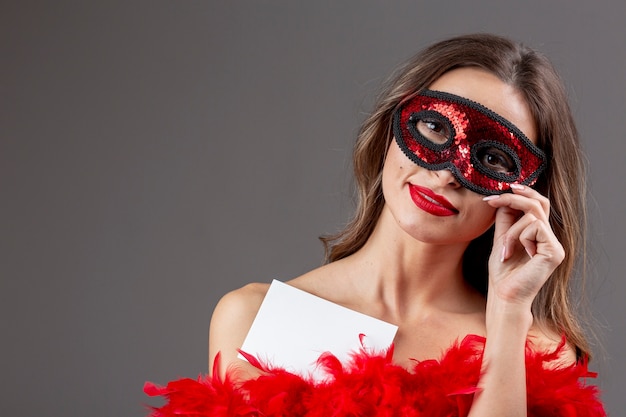 Free Photo beautiful woman with carnival mask