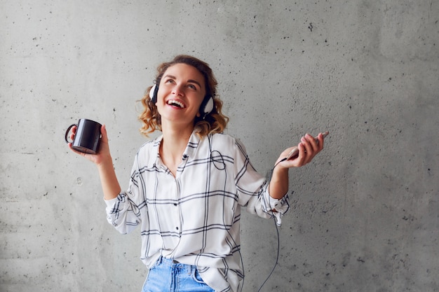 Free Photo beautiful woman with earphones