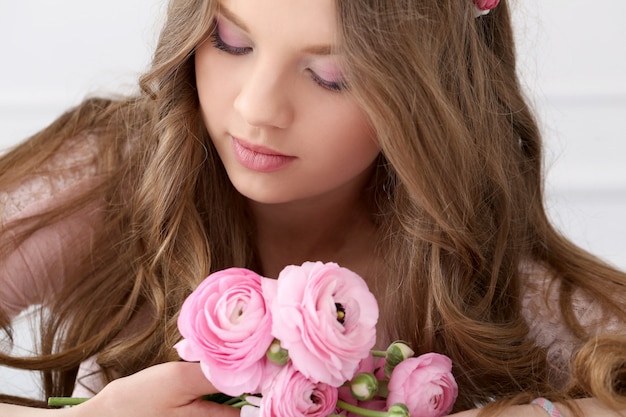 Free photo beautiful woman with flowers