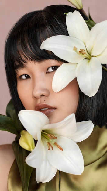 Free photo beautiful woman with flowers