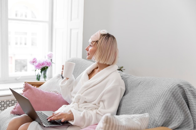 Free photo beautiful woman working after waking up of her sleep