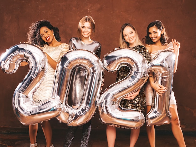 Free photo beautiful women celebrating new year.happy gorgeous female in stylish