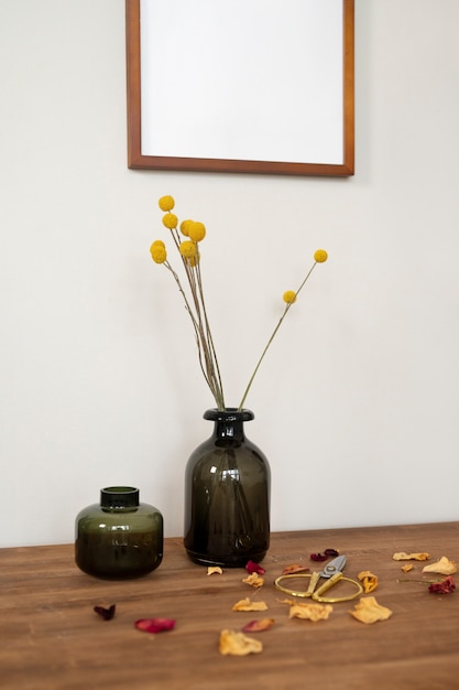 Free photo beautiful yellow dried flowers in vase