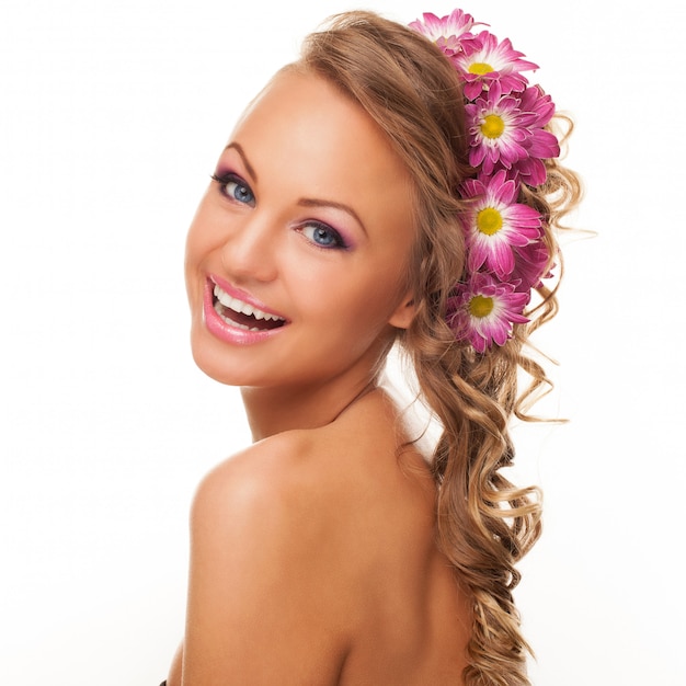 Free photo beautiful young caucasian woman with flowers