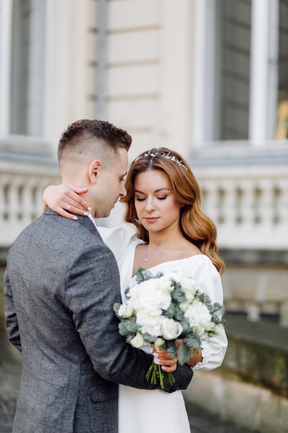 Free photo beautiful young fashion stylish couple walking on the street in city