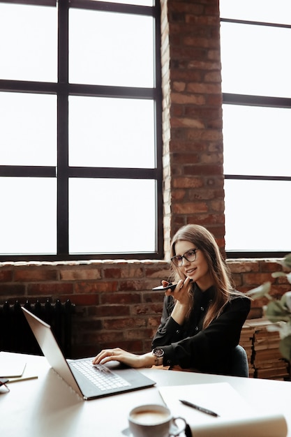 Free photo beautiful young woman in the home office. working from home. teleworking concept