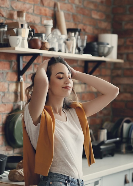 Free photo beautiful young woman in the kitchen